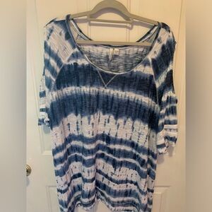 Women’s plus size blue and white  short sleeve top 26/28W